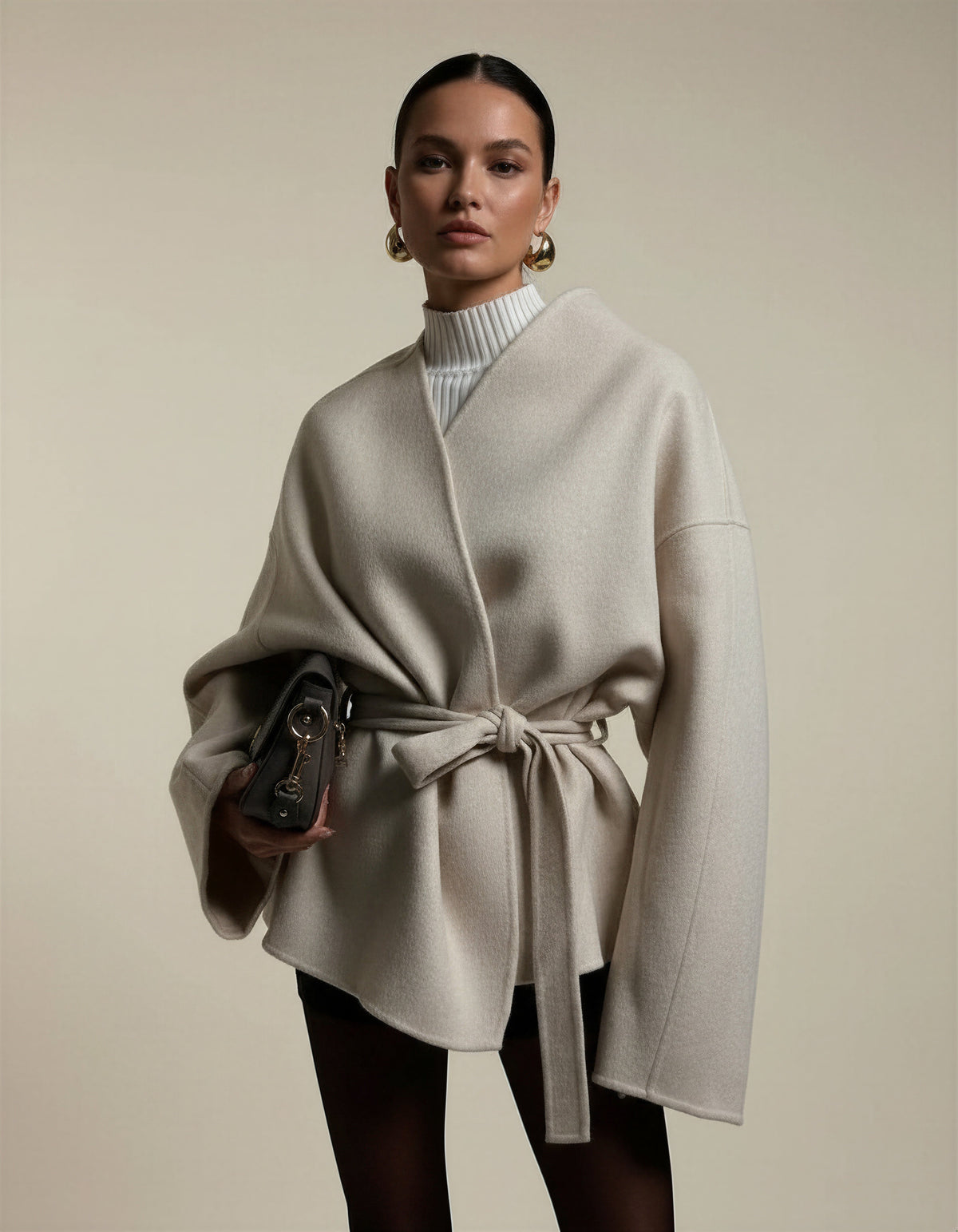 Leticia | Abrigo entallado beige de mujer con cinturilla elegante
