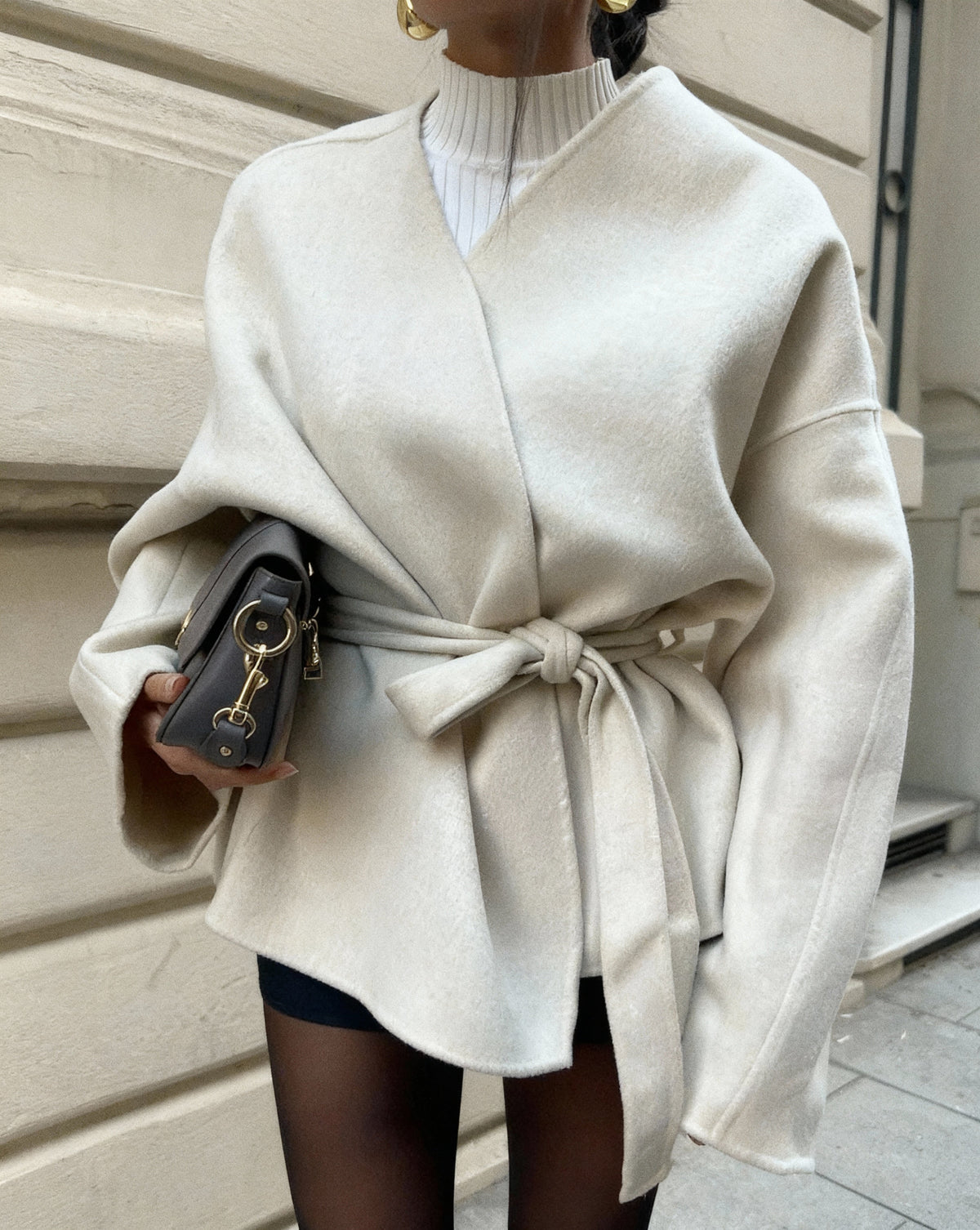 Leticia | Abrigo entallado beige de mujer con cinturilla elegante